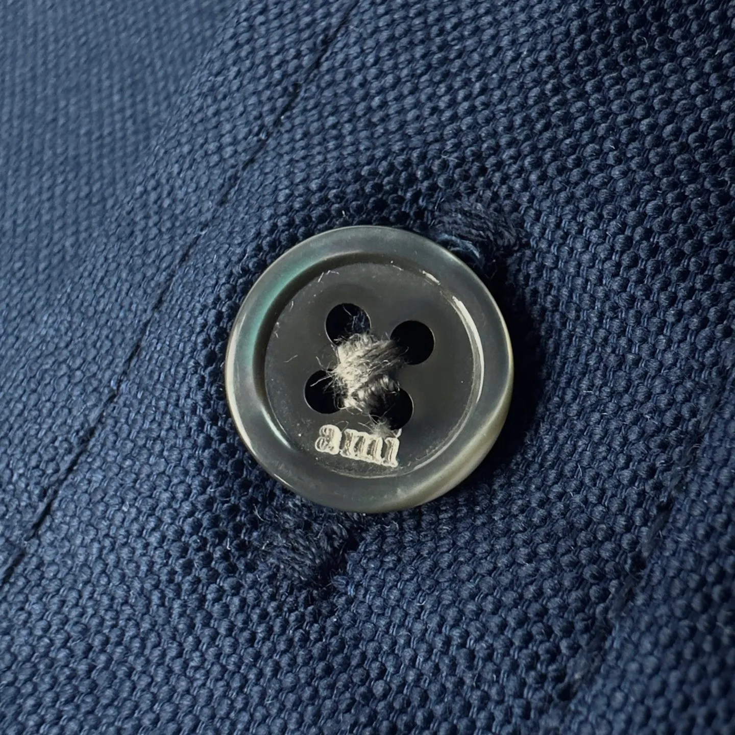 Ami Paris love pocket embroidered short-sleeved shirt (Blue) was originally purchased for 2,600 and developed. The fabric is made of customized high-density double-ply Oxford spinning. It is tight and smooth, comfortable and close to the skin. The warm mist blue pave the calm background. It is clear and soft with a cool and high-end atmosphere. The black love logo is quietly embellished on the left chest pocket. The light luxury is hidden in the square details. It is unobtrusive but has its own style. The neat silhouette hides gentleness and elegance. Every piece of clothing has its own elegance. It is quiet and extraordinary, using imported machine embroidery technology, using advanced computer control systems and precise mechanical components to realize Ami's love embroidery work with high precision. The lines are smooth and delicate, and the fabrics have been fermented and washed. The hand feel and texture are better, not easy to deform, not easy to shrink, not easy to fade, and maintain long-term beauty. Size:37-38-39-40